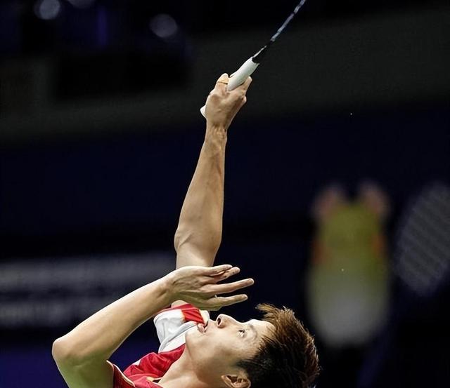 比赛中球员受重伤,需紧急送医接受治疗 比赛中球员受重伤,需紧急送医接受治疗