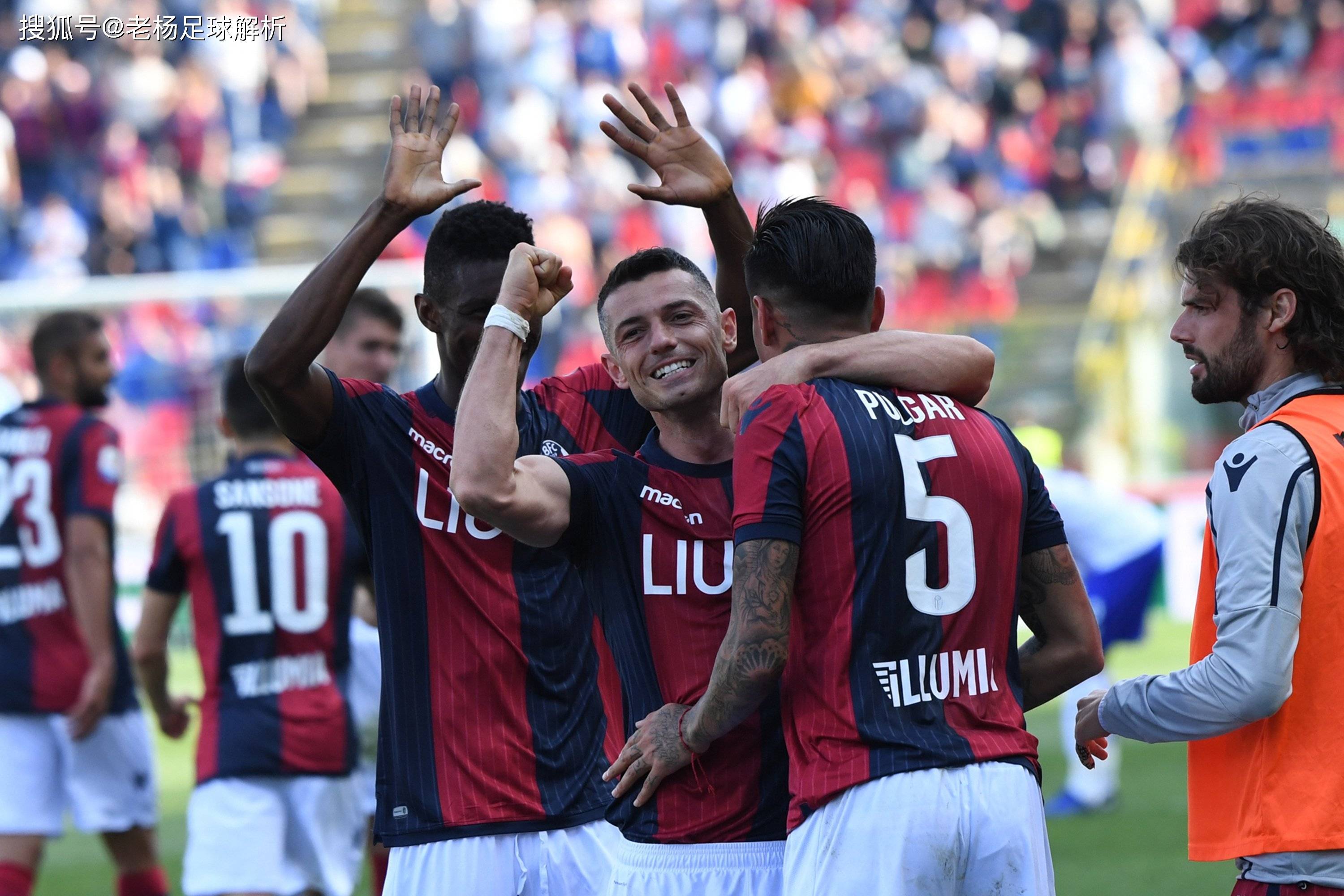 包含莫斯科足球盛事掀起球迷狂欢热潮的词条