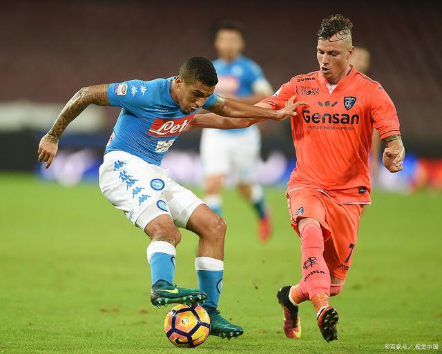 那不勒斯后卫受伤退出，球队防线再受打击的简单介绍