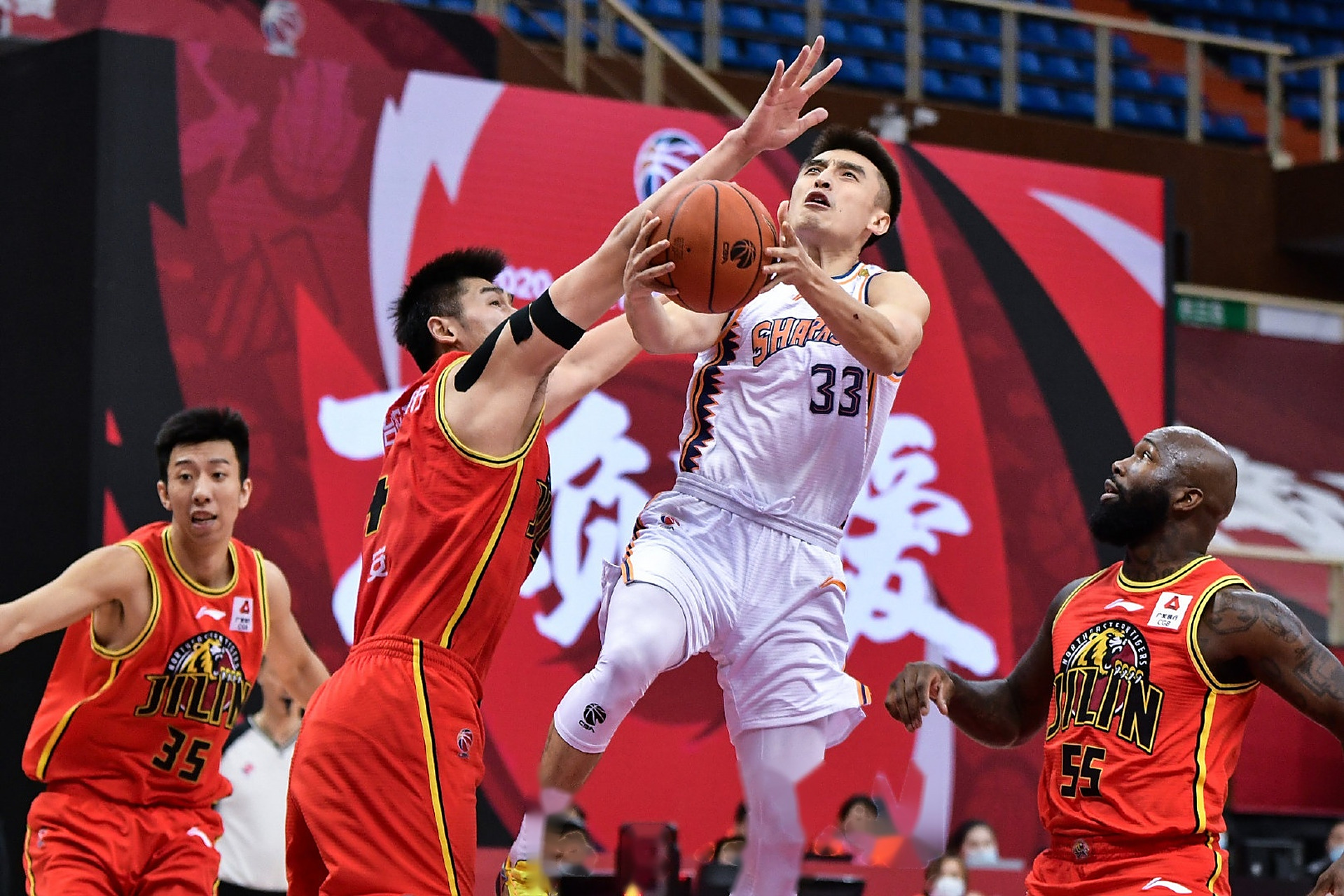 CBA新疆男篮豪取六连胜，步行者队双星荣膺MVP的简单介绍