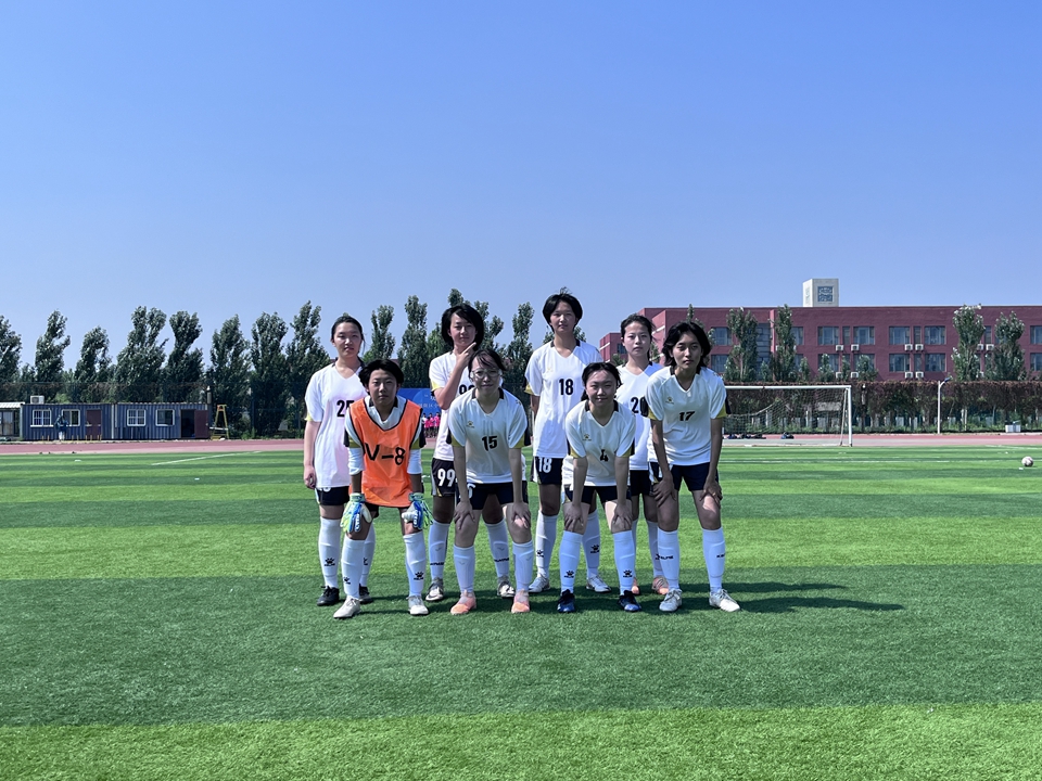 不畏困难：女子足球队员勇敢执着展现拼搏风采的简单介绍