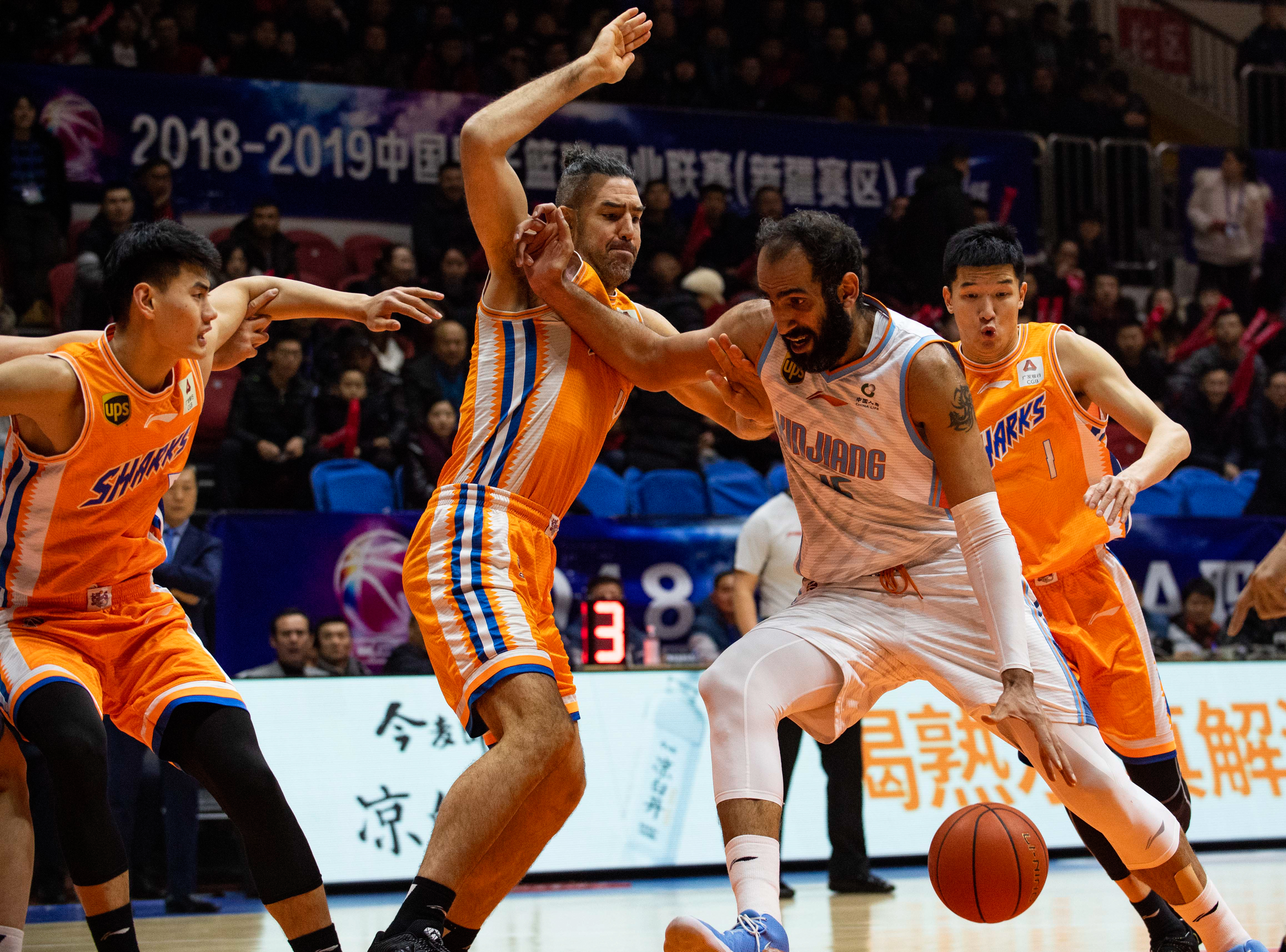 乐鱼体育登录入口-上海主场告捷新疆，确保胜利