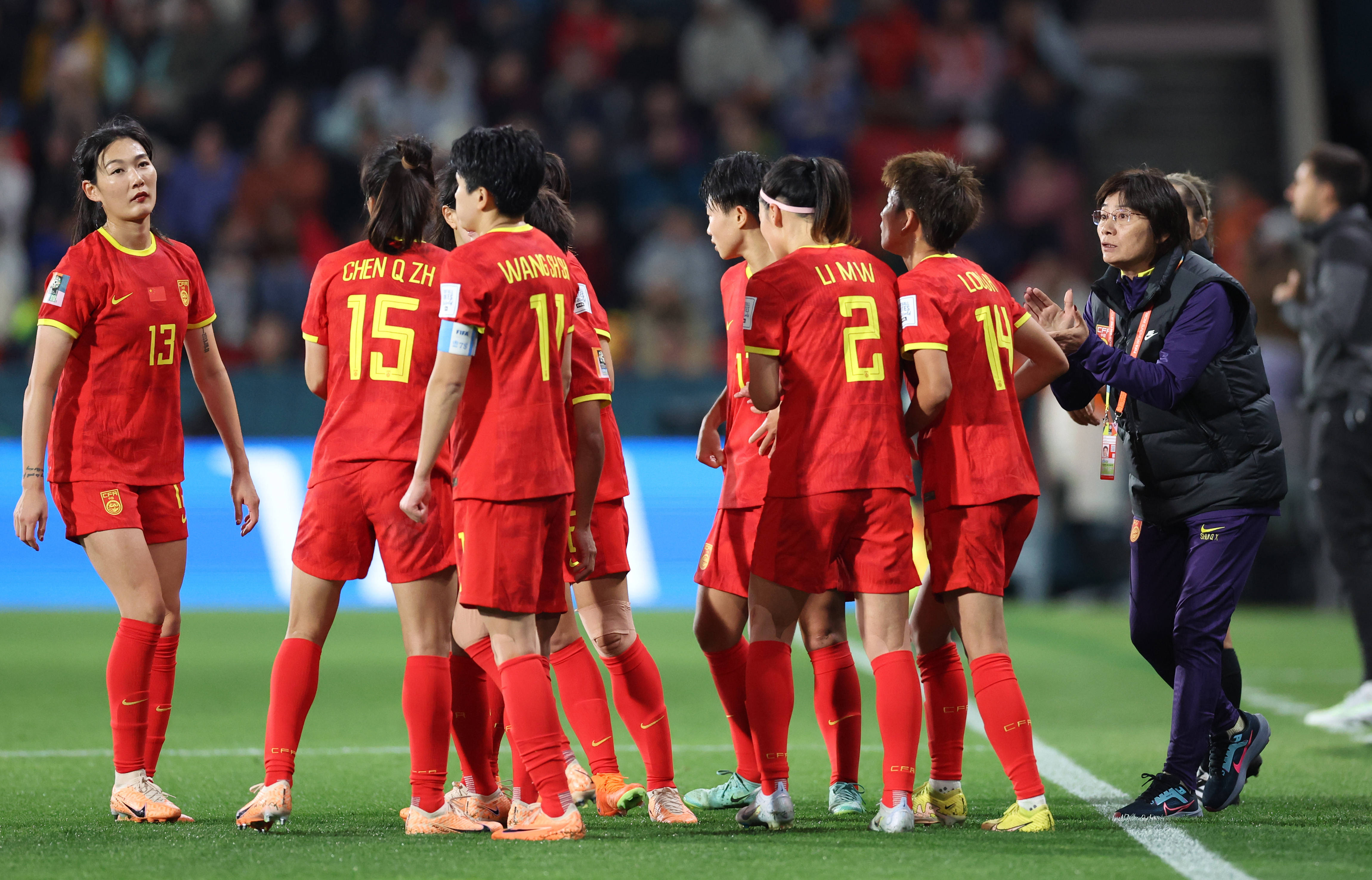 女足赛场上，中国队实力突出