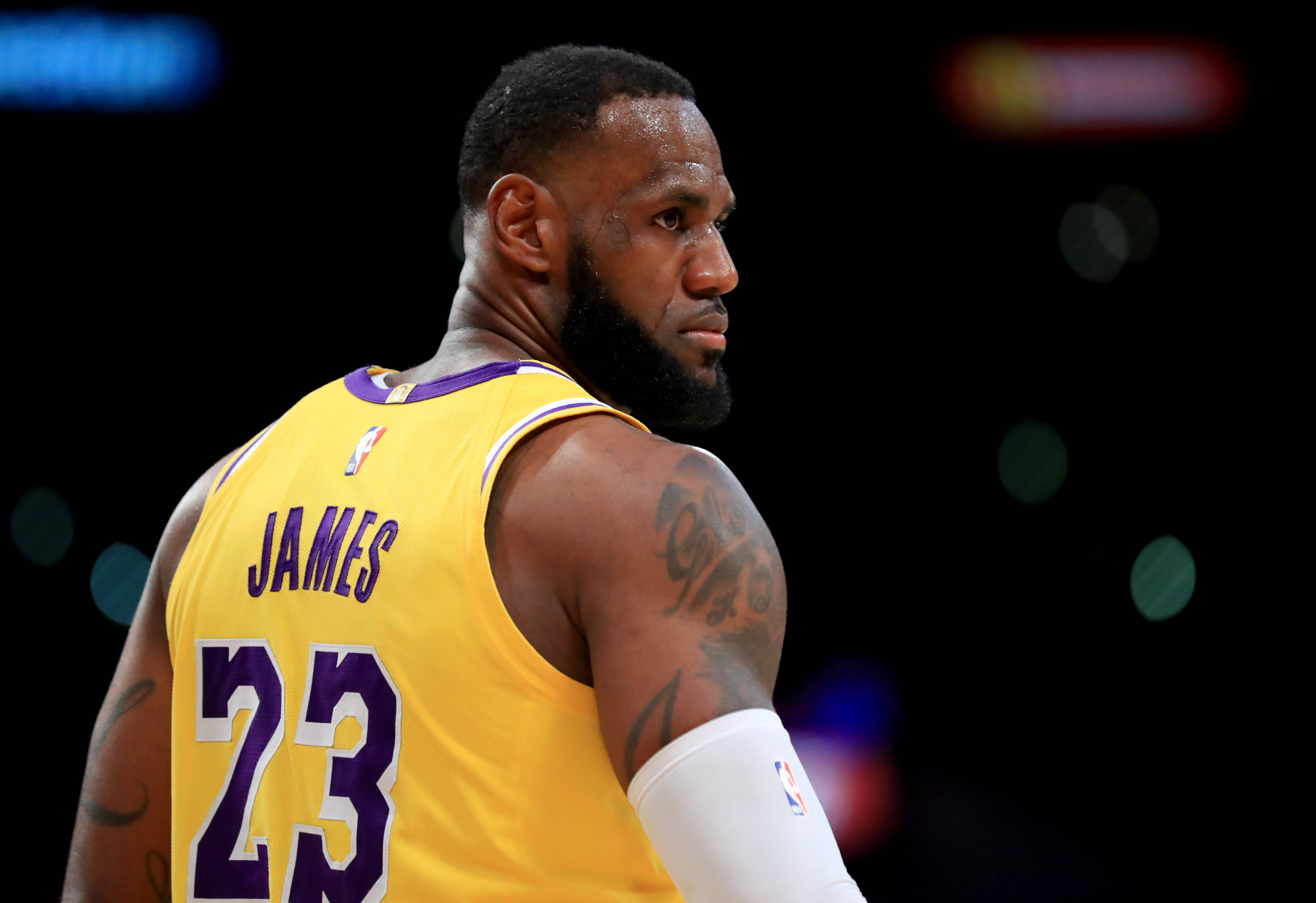 乐鱼体育登录入口-湖人客场惨败掘金，球队表现遭到质疑的简单介绍