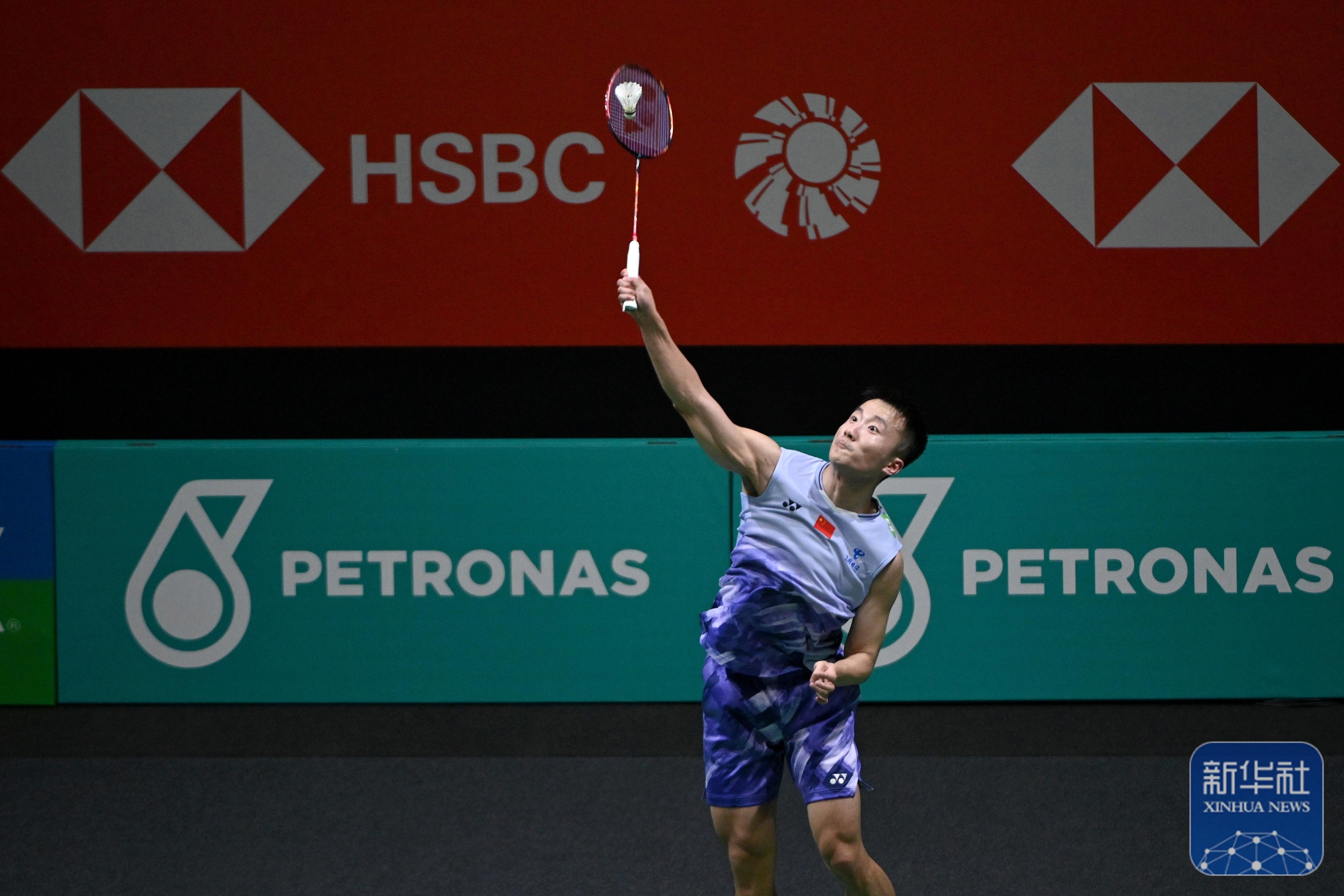 关于羽毛球赛场上激战连连，意外发生引人注目的信息