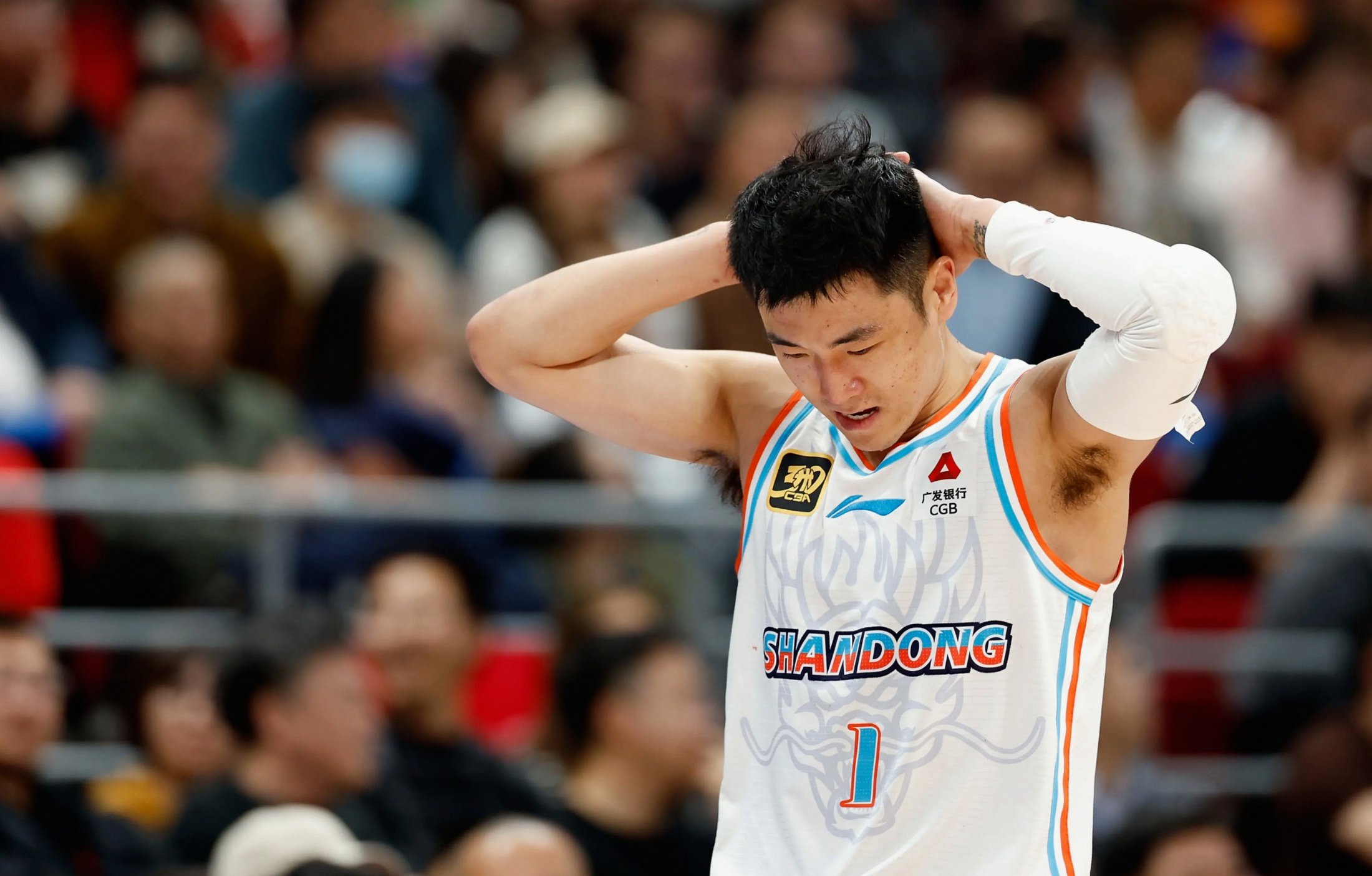 精英篮球运动员实力横扫对手