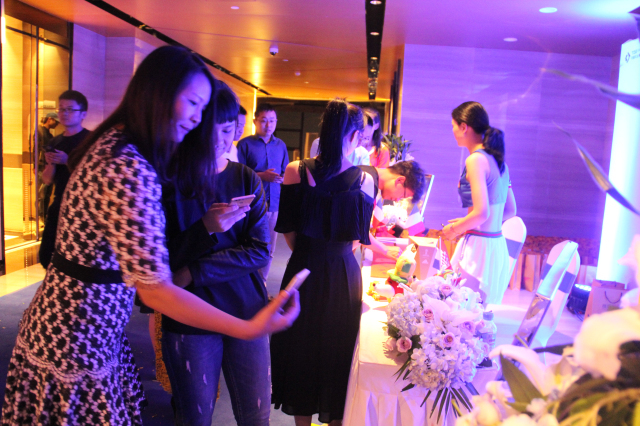 包含全球精英齐聚一堂迎接足坛盛会的词条